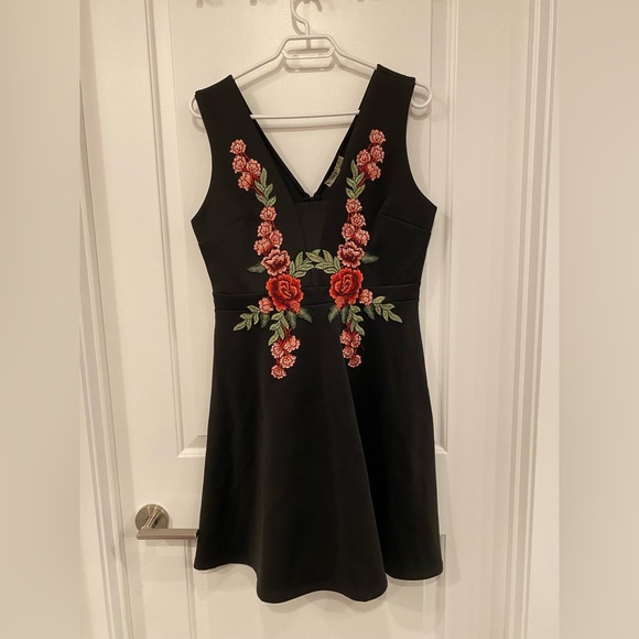 Dex black dress with red floral appliqué womens Large - Picture 3 of 6